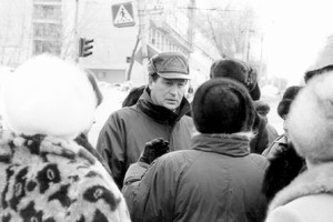 Заместитель генерального директора ЗИМа Николай Воронков в окружении разгневанных работниц